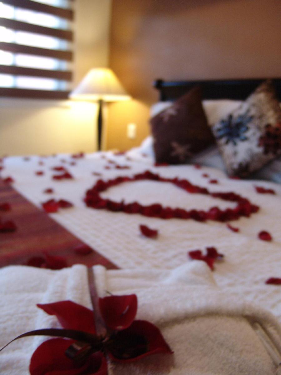 Casa Del Tio Hotel Boutique San Miguel de Allende Kamer foto A bed decorated with rose petals