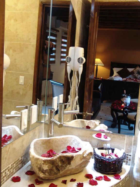 Casa Del Tio Hotel Boutique San Miguel de Allende Kamer foto A bathroom at the hotel