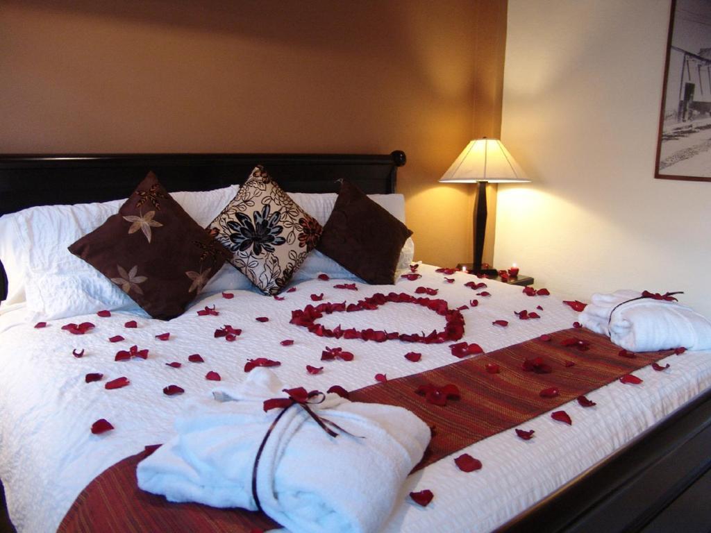 Casa Del Tio Hotel Boutique San Miguel de Allende Kamer foto A bed with rose petals